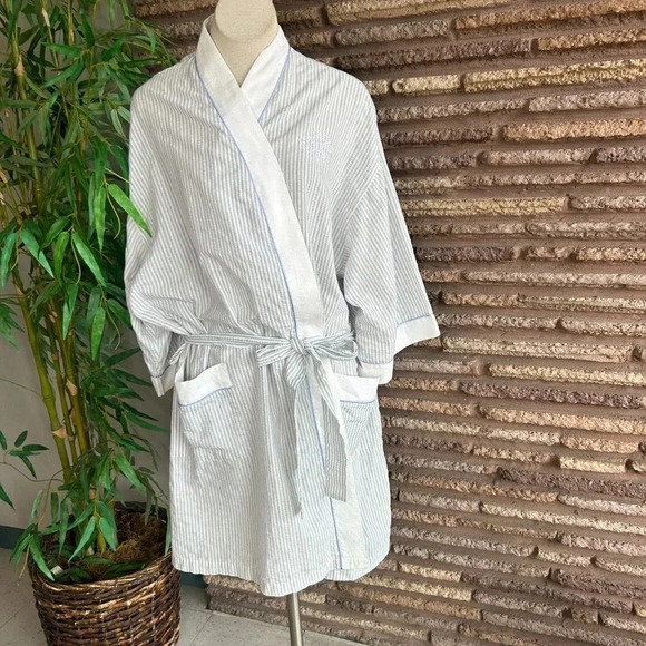 Signature II by Stan Herman Gray White  Seersucker Stripe Lightweight Robe - Picture 8 of 9